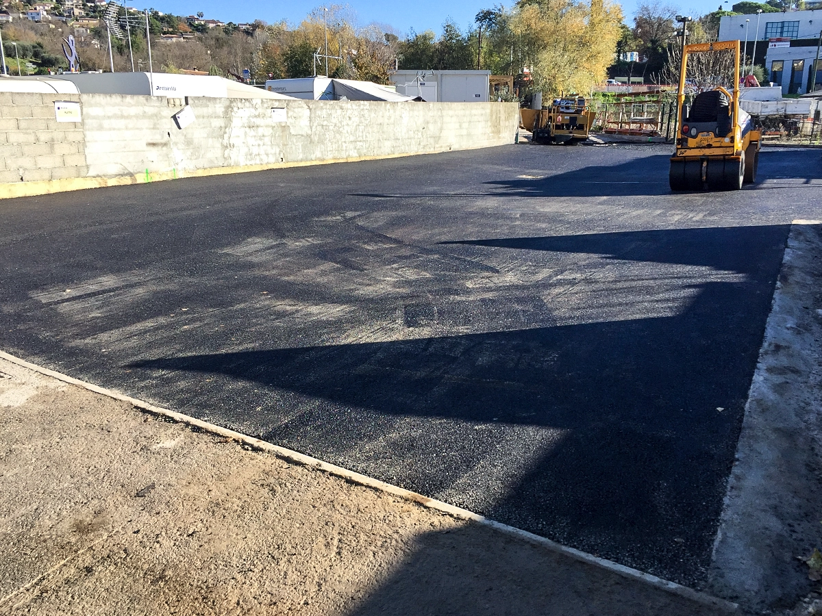 Parking d'exploitation AGÉO Construction — véhicules et engins en attente