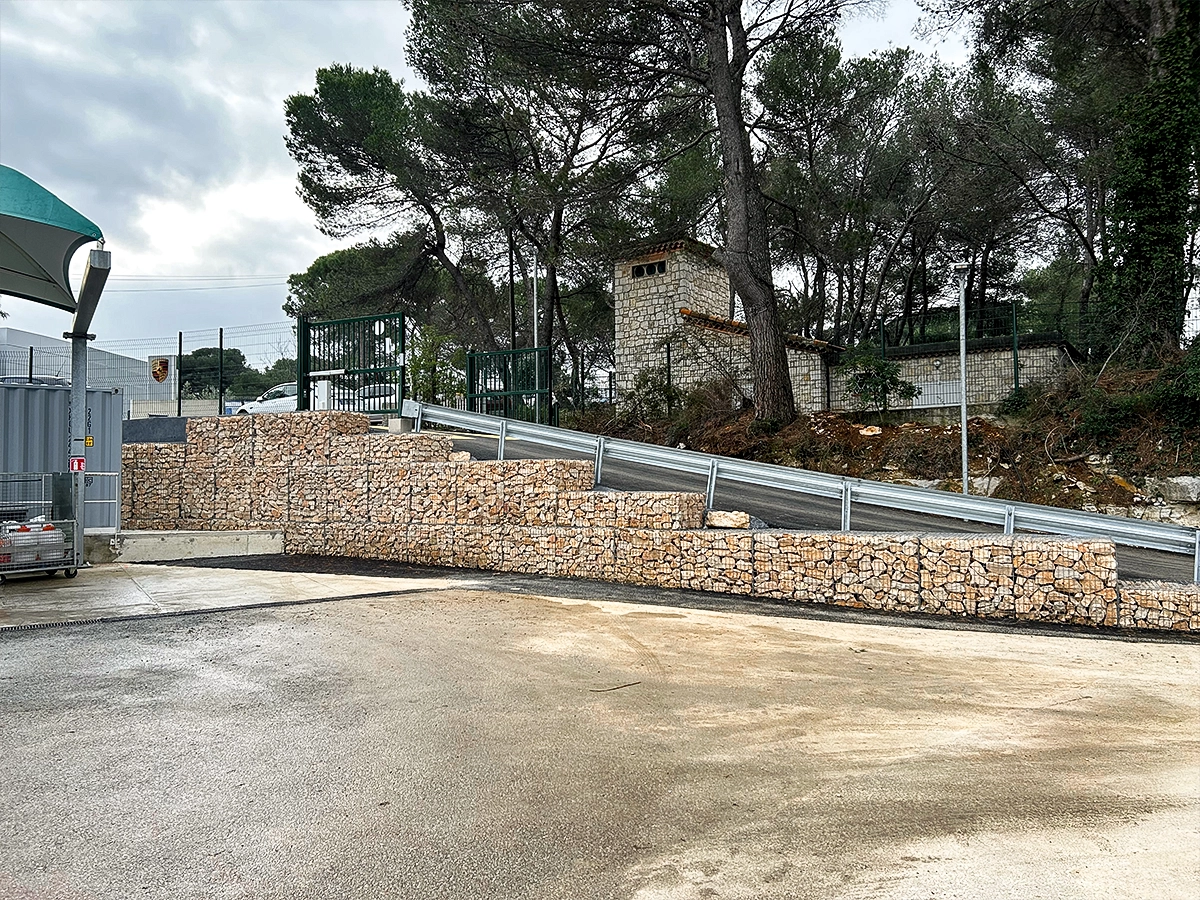 Mur de soutènement gabions réalisé par AGÉO Construction en région PACA
