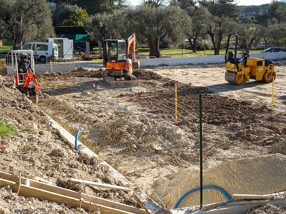Chantier de terrassement VRD avec engins AGÉO Construction en Alpes-Maritimes